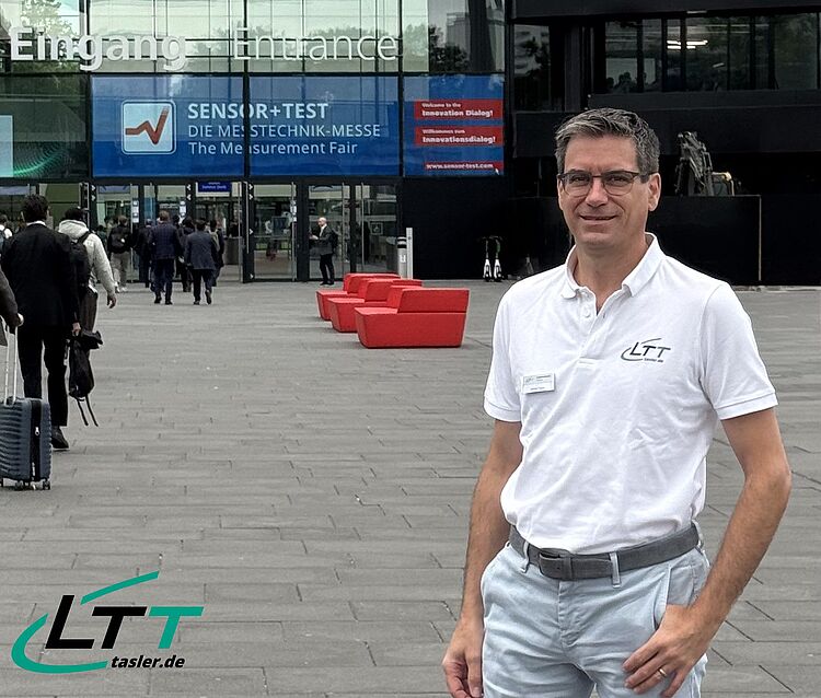 Experte Michael Tasler von der Labortechnik Tasler GmbH vor dem Eingang zur SENSOR+TEST 2026 Experte Michael Tasler von der Labortechnik Tasler GmbH vor dem Eingang zur SENSOR+TEST 2026