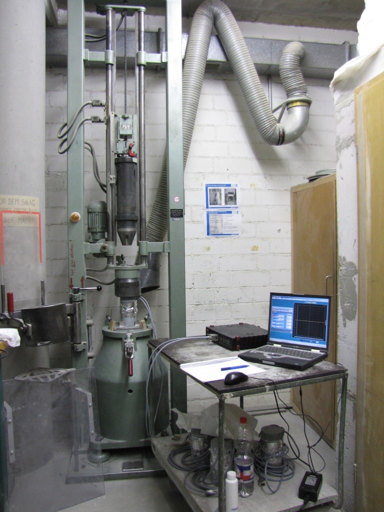Nachbildung der Schlagbeanspruchung im Labor für die Aufzeichnung von Materialdehnung 