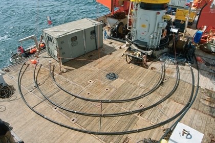 Montage der Röhren für den Unterwasser Sprengversuch